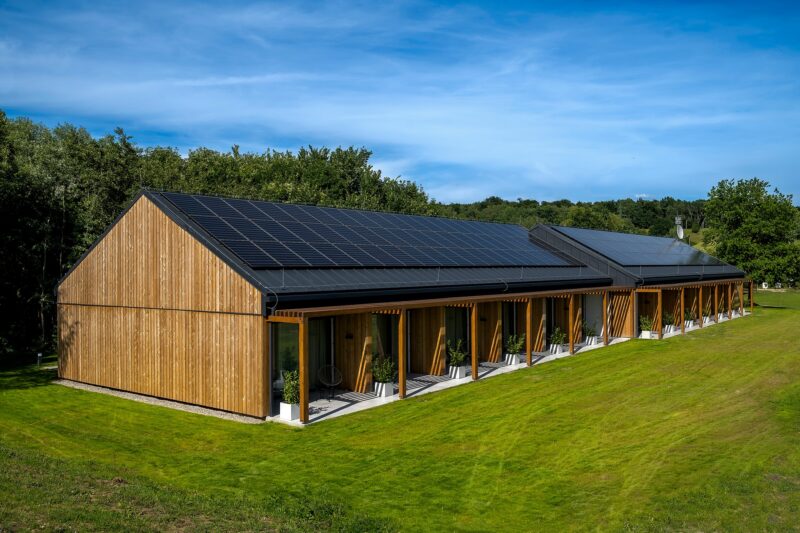 Parterowy hotel na polu golfowym